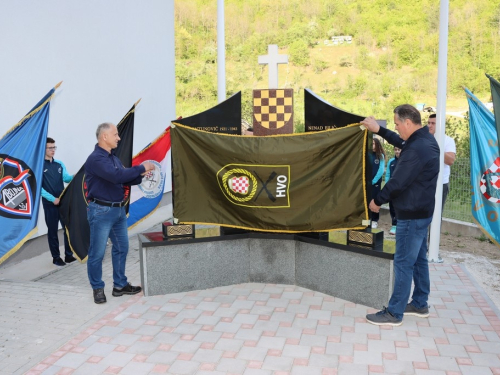 FOTO: Na Ustirami svečano otkriven spomenik poginulim i nestalim braniteljima