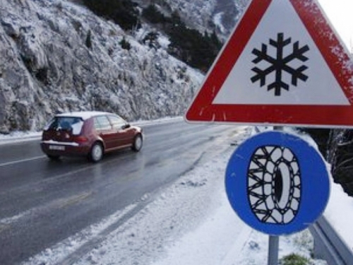 Ima leda na cestama, vozači oprez