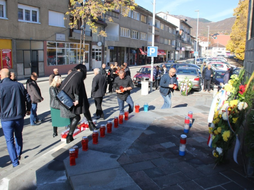 FOTO: Povodom Svih svetih u Prozoru zapaljene svijeće za poginule i preminule branitelje