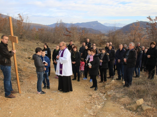 FOTO: Vlč. Stipo Knežević predvodio križni put na Uzdolu