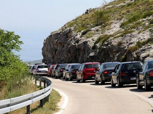 Pojačane gužve na cestama i graničnim prijelazima