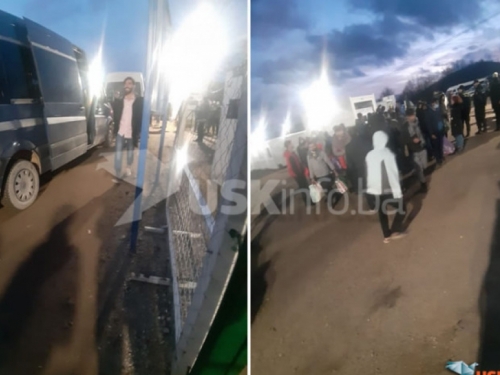 Građani parkirali vozila i blokirali ulaz u kamp za migrante