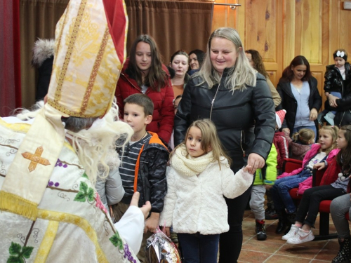 FOTO: Sv. Nikola i ove godine razveselio djecu u župi Rama Šćit