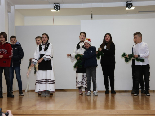 FOTO: Božićna priredba učenika OŠ u Rumbocima