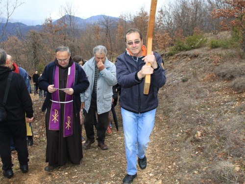 FOTO: Fra Andrija Jozić predvodio križni put na Uzdolu