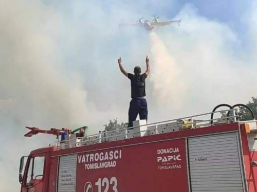 Fotografija iz Tomislavgrada oduševila: 'Hvala braći u zraku s kanaderima'