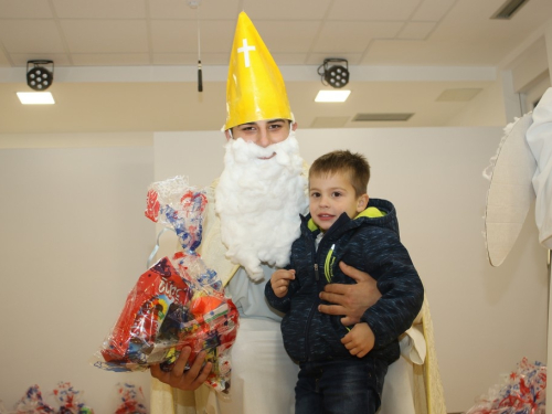 FOTO: Sv. Nikola razveselio mališane u Rumbocima