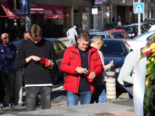 FOTO: Svi sveti - U Prozoru zapaljene svijeće za poginule i preminule branitelje