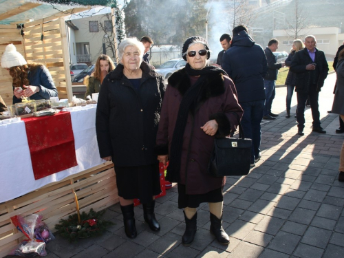 U Prozoru svečano otvoren Božićni sajam