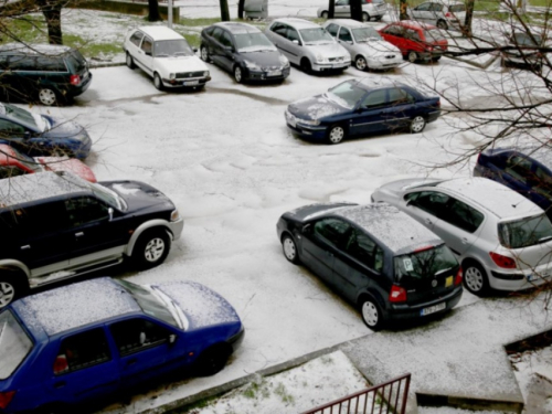 Olujno nevrijeme: Dok svi čekaju snijeg, Trebinje jutros pogodio grad!