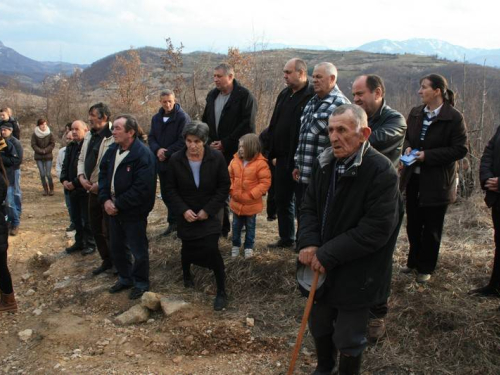 FOTO: Vlč. mr. Pero Brajko predvodio Križni put na Uzdolu