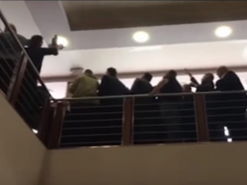 VIDEO: Zastupnici u Republici Srpskoj pokušavaju fizički blokirati sjednicu parlamenta