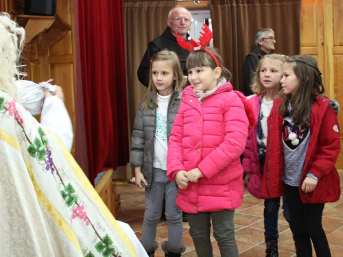 FOTO: Sv. Nikola i ove godine razveselio djecu u župi Rama Šćit