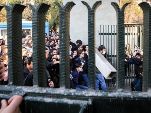Neredi u Iranu i dalje traju, snage sigurnosti upucale dvoje protuvladinih prosvjednika