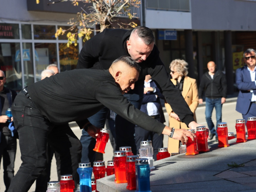 FOTO: Svi sveti - U Prozoru zapaljene svijeće za poginule i preminule branitelje