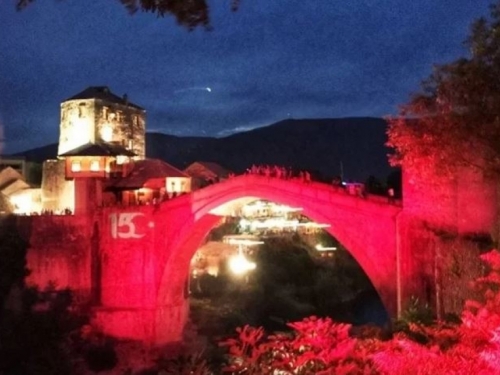 Stari most u Mostaru u bojama turske zastave
