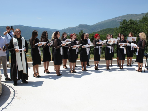 FOTO/VIDEO: U Podboru svečano blagoslovljen Gospin kip