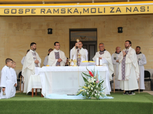 FOTO: Na Šćitu započela trodnevnica, Mladu misu slavio p. Marko Petričević