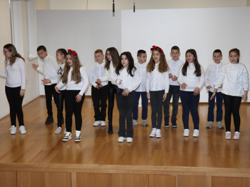FOTO: Božićna priredba učenika OŠ u Rumbocima