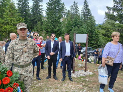 FOTO: Na Stipića livadi obilježena 32. godišnjica stradanja 39 hrvatskih civila i branitelja