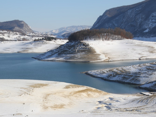 FOTO: Minusi počeli lediti Ramsko jezero