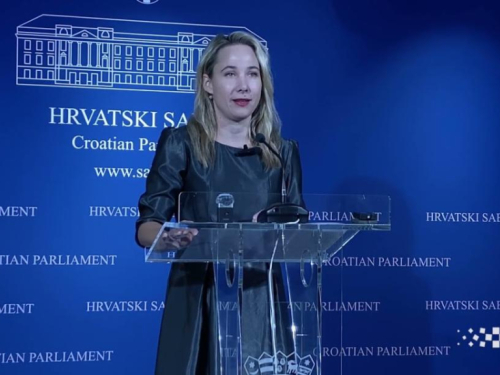 Selak Raspudić služeno objavila kandidaturu za predsjednicu RH