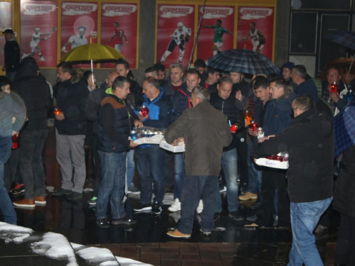 FOTO: U Prozoru zapaljene svijeće za tragično preminulog generala Slobodana Praljka