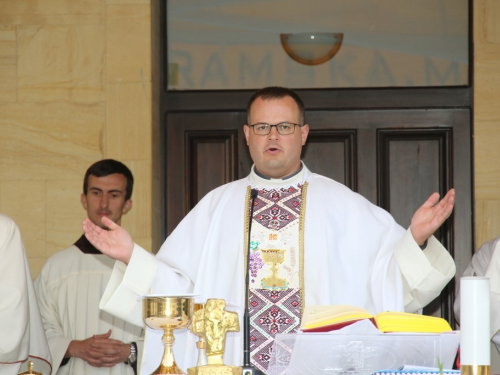 FOTO: Na Šćitu započela trodnevnica, Mladu misu slavio p. Marko Petričević