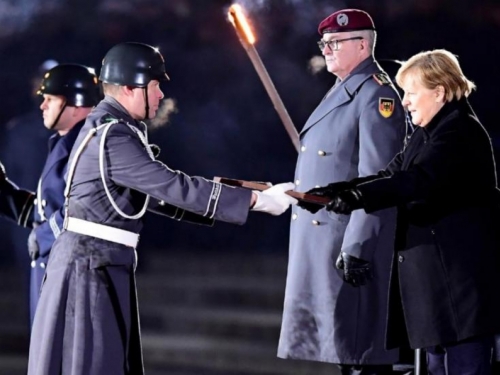 VIDEO: Mimohod njemačke vojske u čast kancelarke Merkel