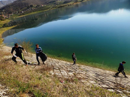 FOTO: Učenici u Eko akciji čišćenja obale Ramskog jezera