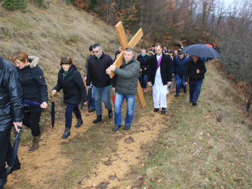 FOTO: Vlč. Ljubo Zadrić predvodio križni put na Uzdolu