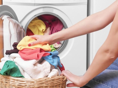 Jednostavan trik kako brzo i jeftino očistiti perilicu rublja