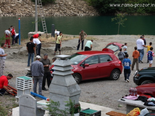 Foto: Akcija čišćenja i uređenja odmorišta u Gračacu