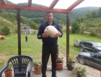 FOTO| David Ramčić iz Uskoplja pronašao gljivu od 4,5 kg