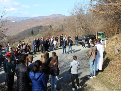 FOTO: Pobožnost križnog puta u župi Uzdol