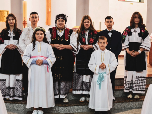 FOTO: Dvostruko slavlje u župi Uzdol: Pričest i krizma