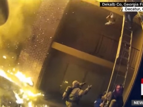 VIDEO: Vatrogasac u SAD-u uhvatio dijete bačeno s trećeg kata zgrade u plamenu