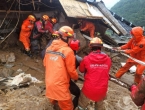 Deseci poginuli u poplavama, bujica potopila ljude u tunelu, odron zemlje zatrpao selo