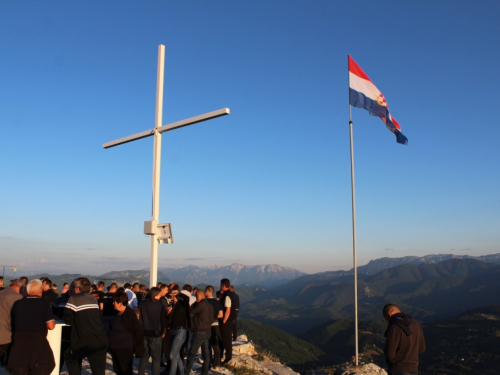 FOTO| Gmićani podigli križ na Makljenu