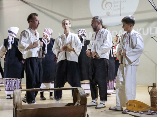 FOTO: Večer folklora u Domu kulture: Susret tradicije, glazbe i zajedništva