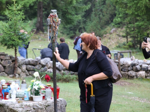 FOTO/VIDEO: Na Vranu služena sv. misa za poginule duvandžije