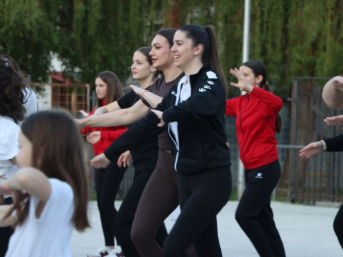 FOTO: Rama u ritmu - Svjetski dan plesa obilježen uz Zumbu i folklor