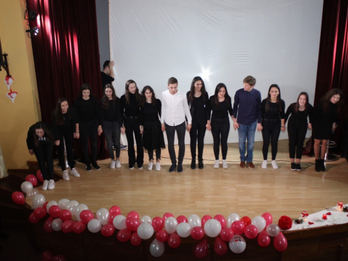 FOTO: Srednjoškolska priredba povodom Valentinova