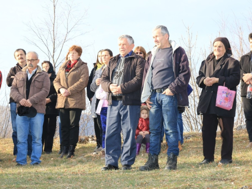 FOTO: Vlč. Stipo Knežević predvodio križni put na Uzdolu