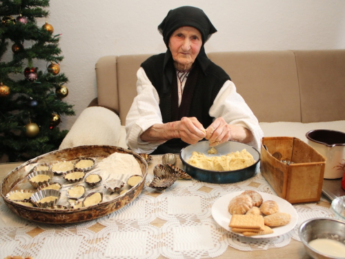 Baka Marta i u 91. godini života pravi najukusnije šape