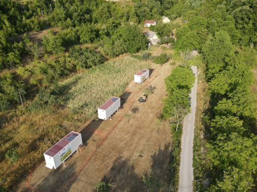 FOTO: Pokretna farma koka stigla u Ljubunce, evo gdje možete kupiti jaja