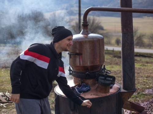 FOTO: Sezona je pečenja rakije na Orašcu – ''Veseli stroj'' radi punom parom