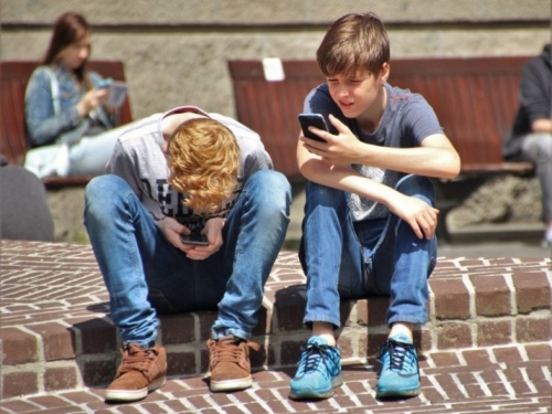 Cijeli grad djeci zabranio korištenje pametnih telefona do srednje škole