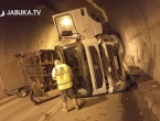 Kamion se prevrnuo u tunelu Ivan