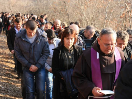 FOTO: Fra Andrija Jozić predvodio Križni put na Uzdolu